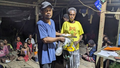 Bantuan Jaring Ikan dan Pisau Belah dari Intsia Pa